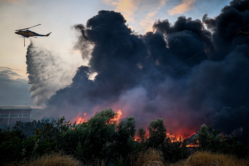 Ωραιόκαστρο: Ολονύχτια μάχη με τις φλόγες – Καμένη γη και περιουσίες (vid)
