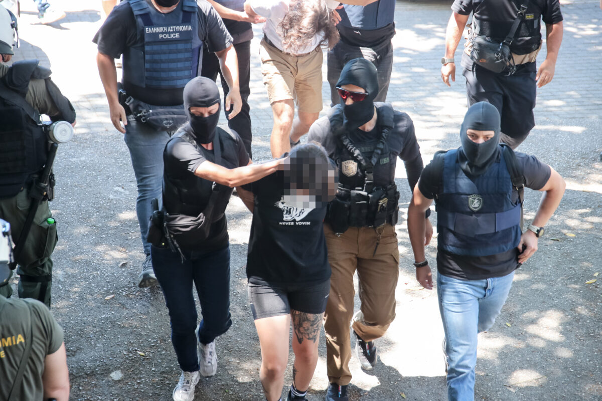 Θεσσαλονίκη: Στα δικαστήρια οι συλληφθέντες για τις εμπρηστικές επιθέσεις με γκαζάκια (vid)