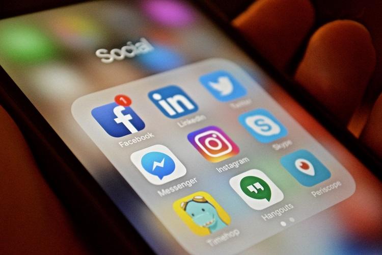 Η Γαλλία βάζει «κόφτη» στα social media για παιδιά κάτω των 15 ετών
