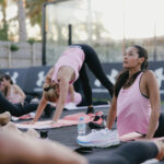 UNDER ARMOUR Yoga Sunset Session: Μια εμπειρία ευεξίας δίπλα στη θάλασσα, με φόντο το ηλιοβασίλεμα της Αθηναϊκής Ριβιέρας