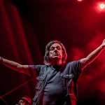 Ο Παπακωνσταντίνου ζήτησε να σβήσουν τα καπνογόνα σε συναυλία στην Κρήτη – «Δύο άνθρωποι κάηκαν δίπλα μας»: