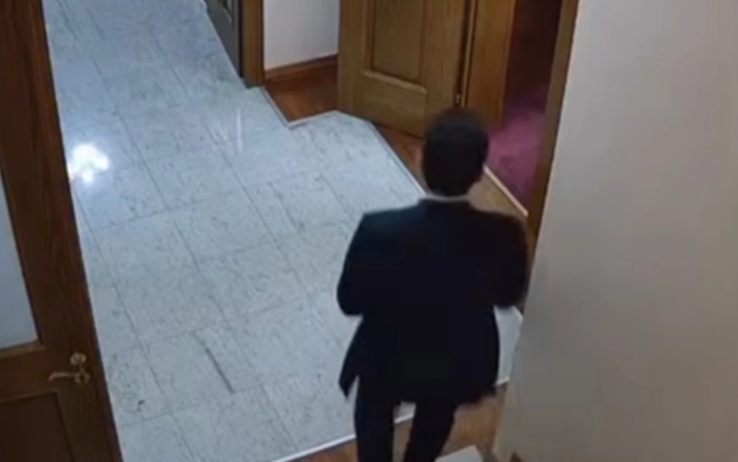 Χάος στη Βουλή της Αλβανίας: Βουλευτής άρπαξε απόρρητο στρατιωτικό έγγραφο και έφυγε τρέχοντας