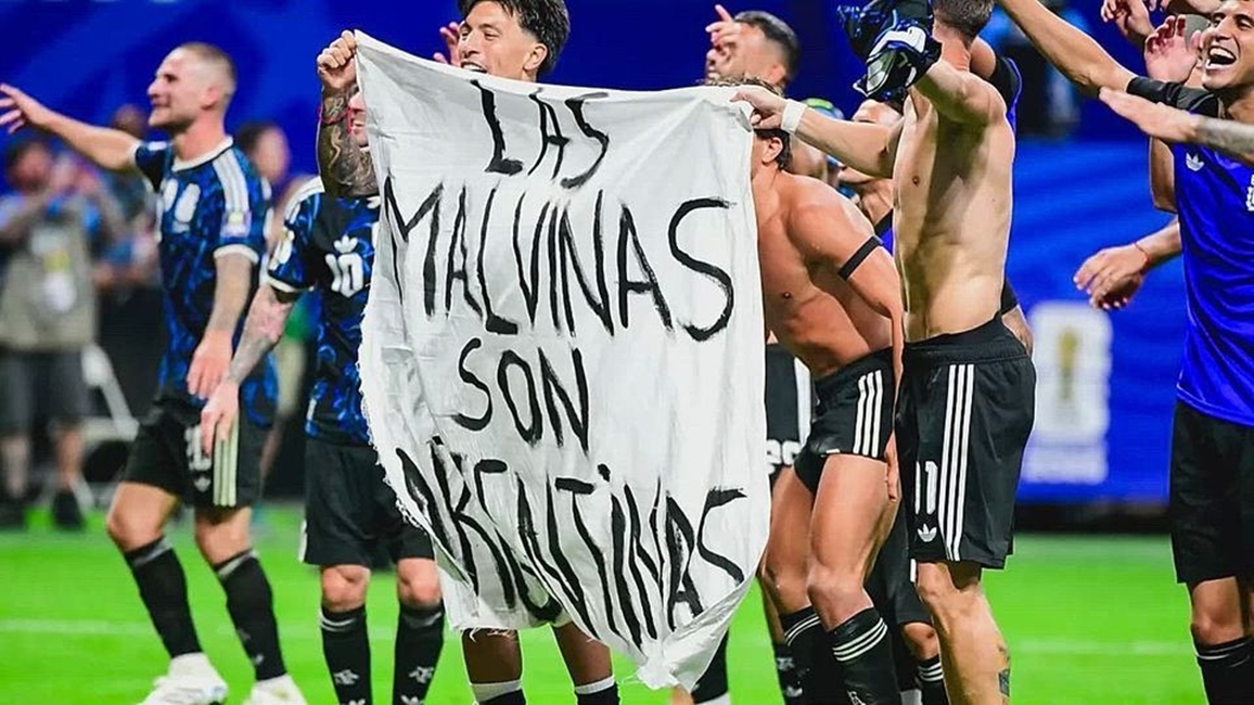 Η FIFA ερευνά το περιστατικό με το πανό παικτών της Αργεντινής για τα Φώκλαντ (vid)