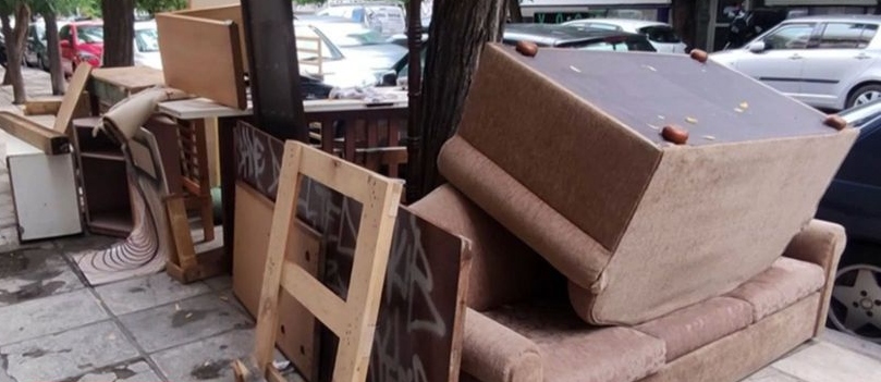 Εικόνες ντροπής στη Θεσσαλονίκη, μετακόμισαν και άφησαν όλα τους τα έπιπλα στο πεζοδρόμιο!