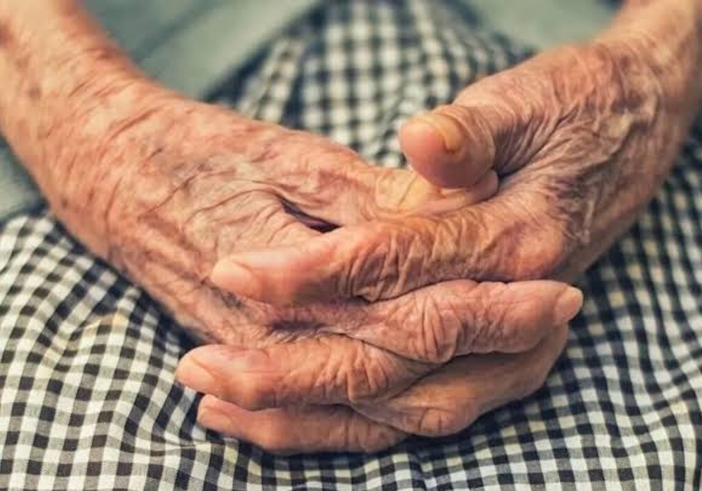 Λαμία: Γυναίκα αγκάλιασε τη γιαγιά και της έκλεψε την αλυσίδα