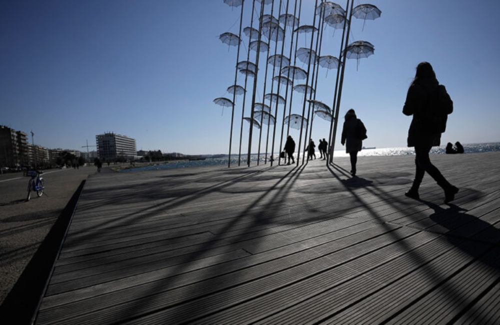 Καιρός: Θα «χτυπήσει» 37άρια πριν πέσει η θερμοκρασία