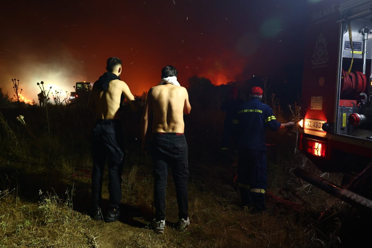 Θεσσαλονίκη: Στις φλόγες επιχείρηση στη Φιλοθέη – «Έχουμε ήδη απομακρύνει τους κατοίκους» (vid)