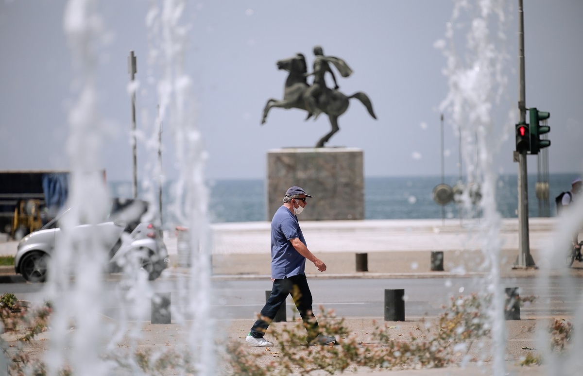 Έκτακτα μέτρα για τον καύσωνα: Ποιοι εργαζόμενοι σταματούν τη δουλειά από τις 13:00