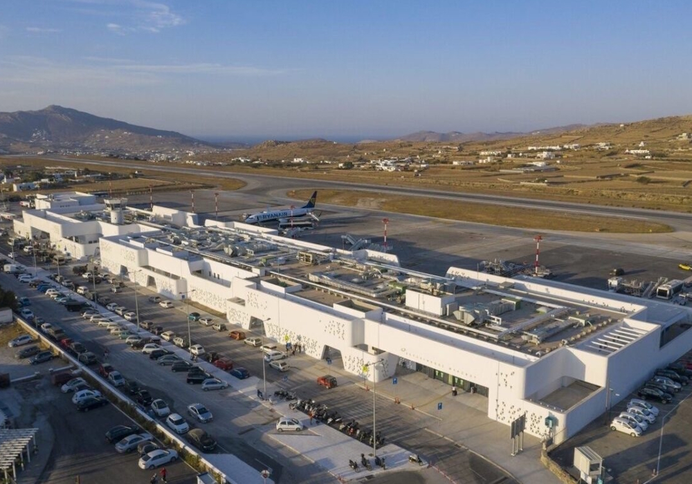 Νεαροί σταμάτησαν την απογείωση από αεροδρόμιο Μυκόνου για Νάπολη (vid)