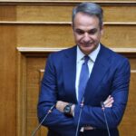 Μητσοτάκης: «Λέω μετά βεβαιότητας ότι πριν τις εκλογές θα έχει ξεπεράσει τα 950€ ο κατώτατος μισθός»