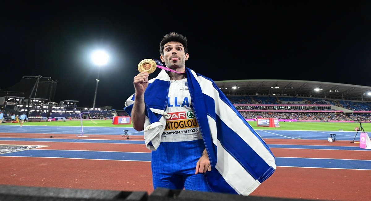 Η απονομή του χρυσού μεταλλίου στον Μίλτο Τεντόγλου (vid)