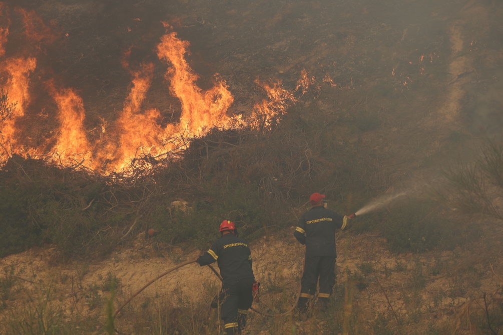 Σε επιφυλακή όλες οι δυνάμεις για τη φωτιά στη Σίβηρη