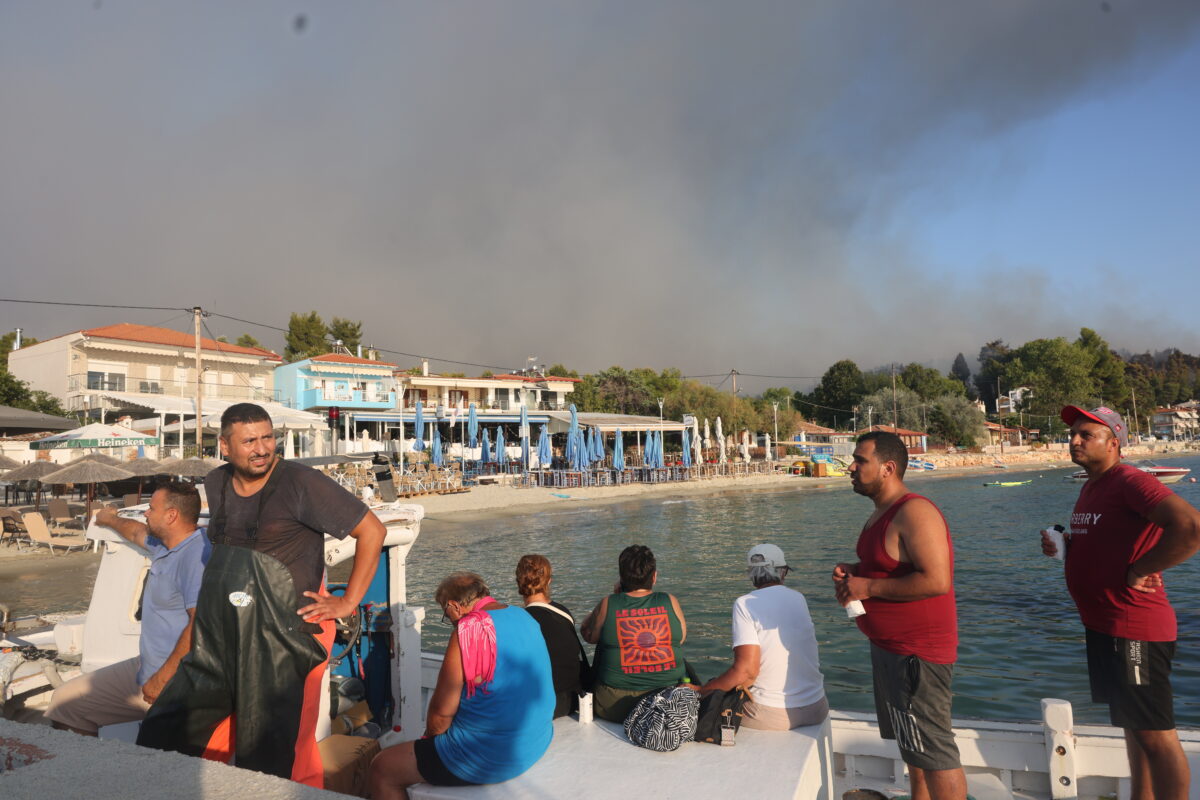 Χαλκιδική: Τουλάχιστον 480 άτομα απεγκλωβίστηκαν από το λιμενικό από την παραλία της Σίβηρης