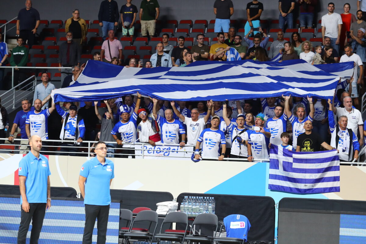 Ουκρανία-Ελλάδα: Η ανάκρουση του Εθνικού ύμνου και οι «γαλανόλευκες» κερκίδες