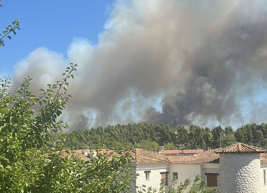 Φωτιά στη Χαλκιδική, εκκενώνεται η Σίβηρη (vids)