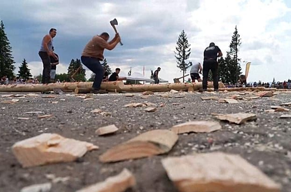 Ο αρχαιότερος διαγωνισμός υλοτόμων στη Γαλλία δοκιμάζει τις δεξιότητες με το τσεκούρι
