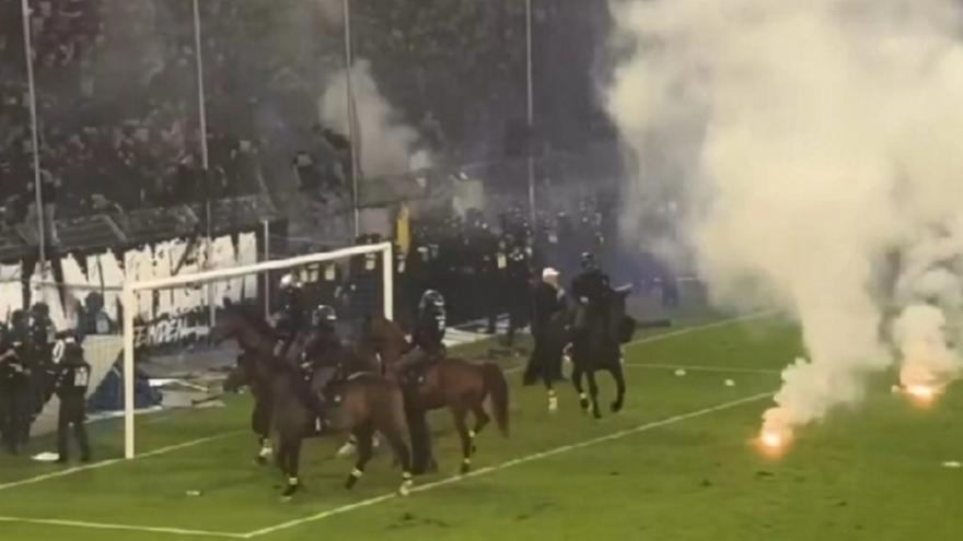Εισβολή οπαδών, επεισόδια και διακοπή στο ντέρμπι της Βάλντχοφ Μάνχαϊμ με την Καϊζερσλάουτερν