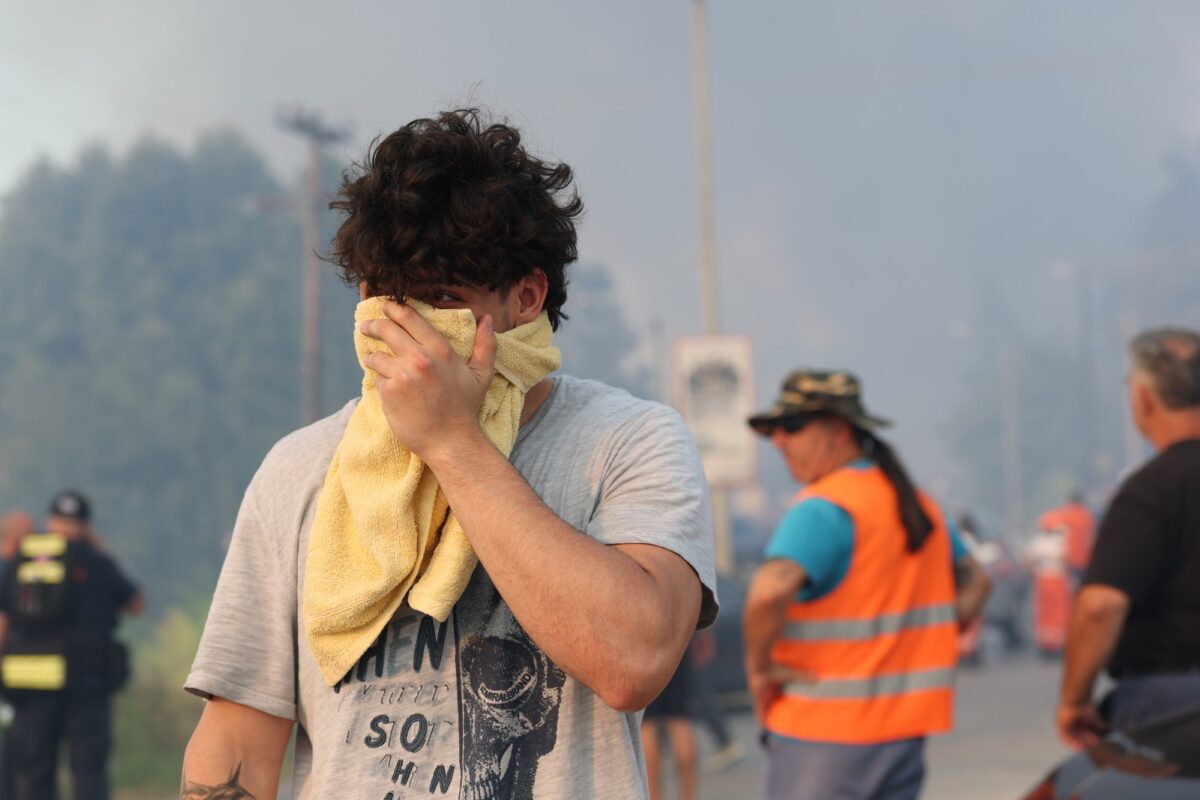 “Συναγερμός” στη Χαλκιδική λόγω της φωτιάς στη Σίβηρη – Που διακόπηκε η κυκλοφορία (vid)