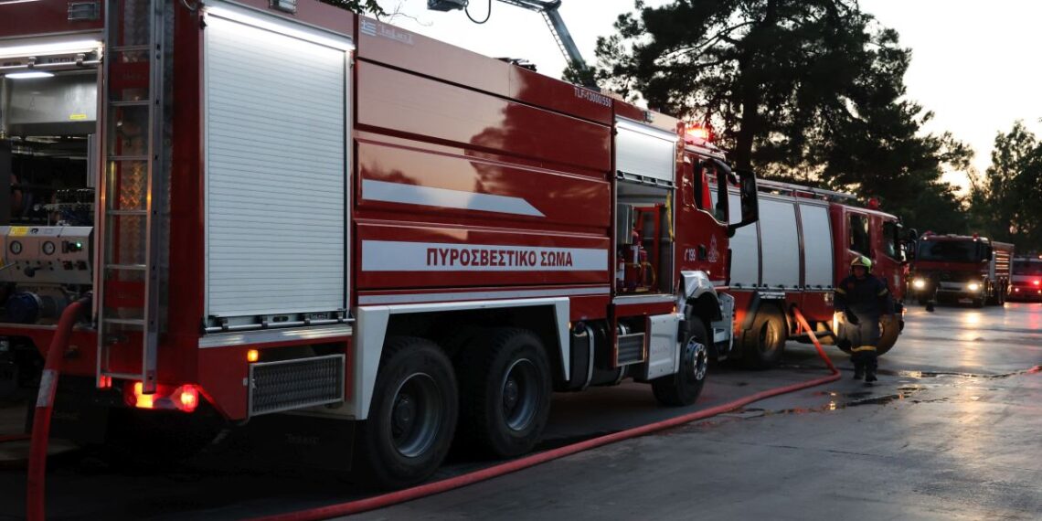 Φωτιά σε εγκαταλελειμμένο κτίριο στο κέντρο της Θεσσαλονίκης (vid)