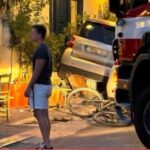 Αυτοκίνητο… καβάλησε πεζοδρόμιο και τραπεζοκαθίσματα! (vid)