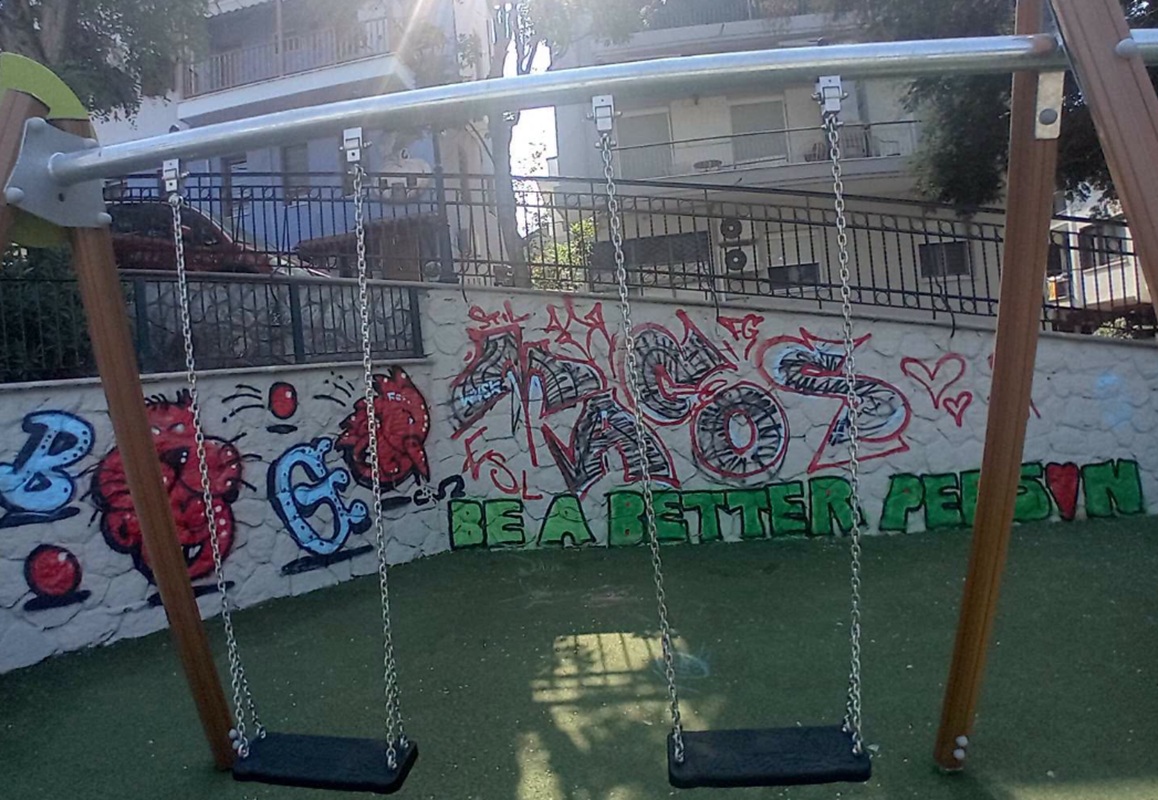 Θεσσαλονίκη: Βανδαλίστηκε… μετο καλημέρα η ανακατασκευασμένη παιδική χαρά στην Άνω Πόλη
