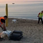 Ξηλώνουν ομπρέλες στις Καλύβες Χαλκιδικής (vid)