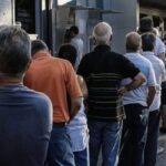 Συνταξιούχοι: Ποιοι παίρνουν, ποιοι χάνουν το επίδομα των 300 ευρώ