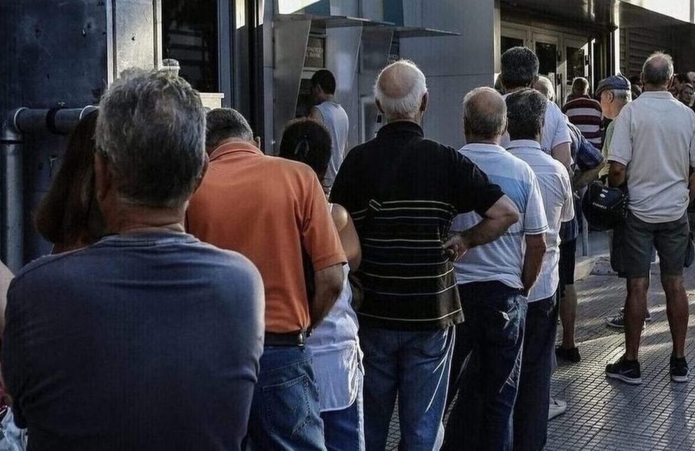 Συνταξιούχοι: Ποιοι παίρνουν, ποιοι χάνουν το επίδομα των 300 ευρώ