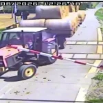 Σοκαριστικό βίντεο στην Πολωνία: Μεθυσμένος οδηγός συγκρούεται με τρένο!