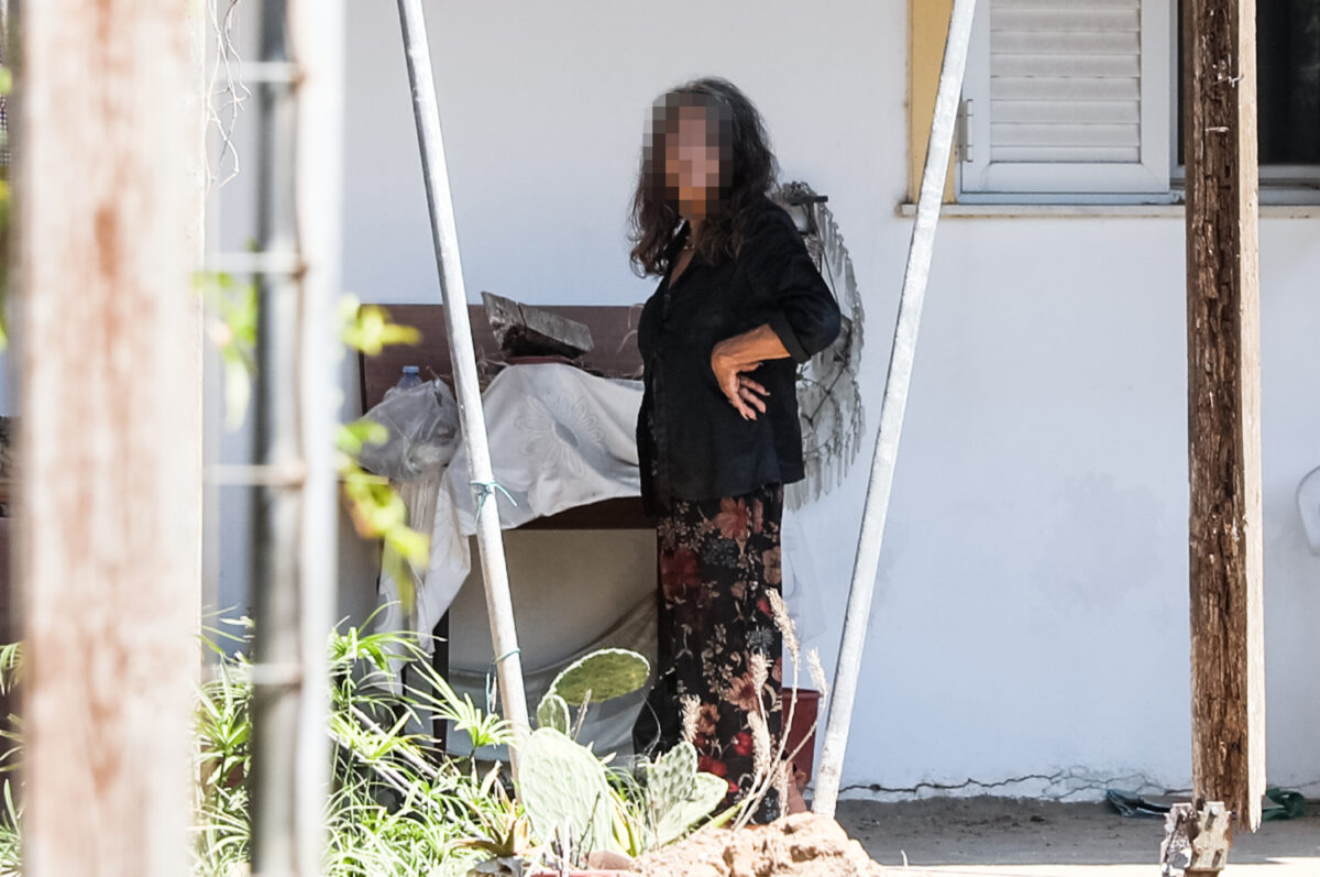 Χειροπέδες στην κόρη και τον εγγονό της 90χρονης στον Μαραθώνα (vid)