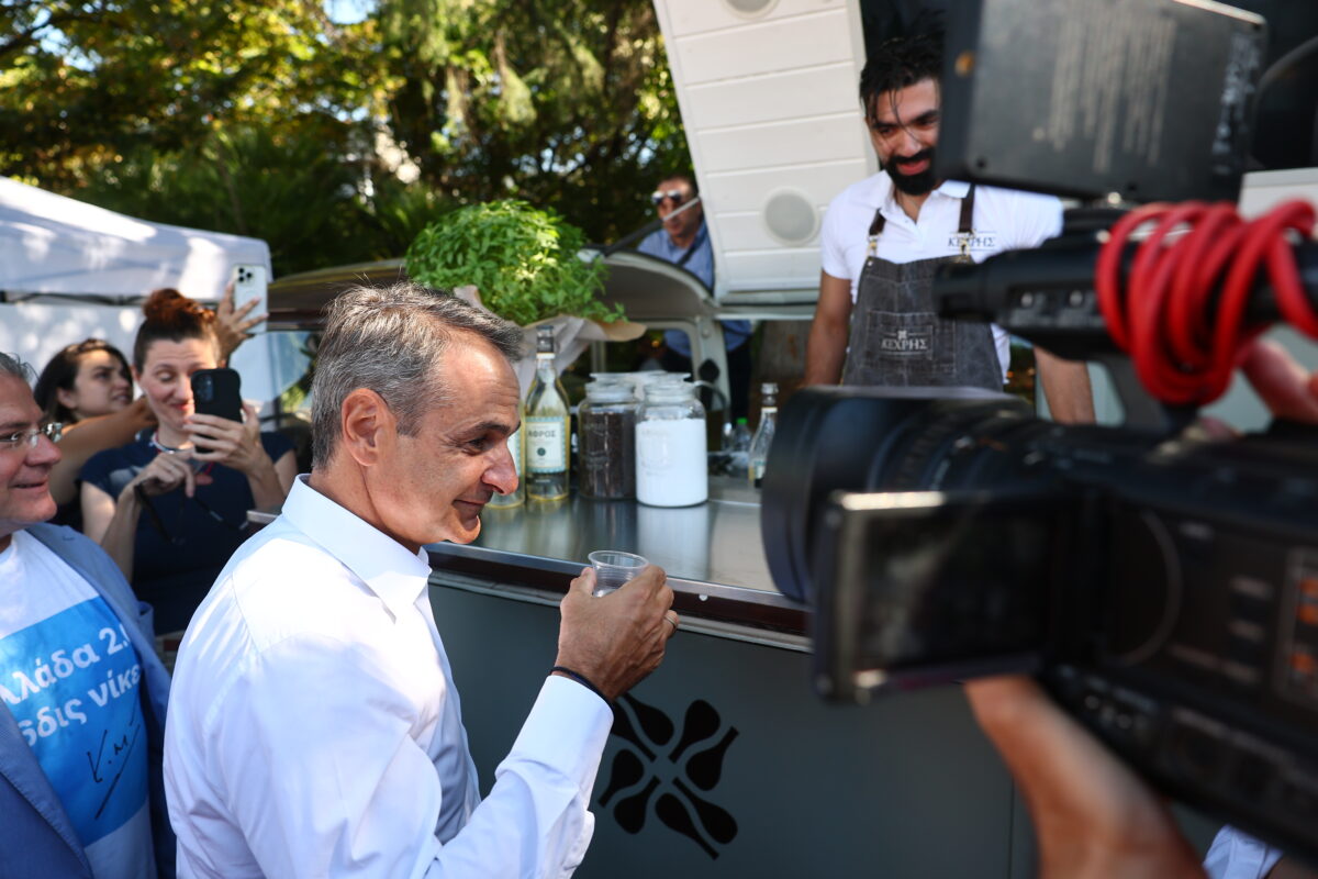 Ο Μητσοτάκης… χτύπησε ρετσίνα στη ΔΕΘ – «Λίγο νωρίς δεν είναι;»