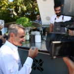 Ο Μητσοτάκης… χτύπησε ρετσίνα στη ΔΕΘ – «Λίγο νωρίς δεν είναι;»