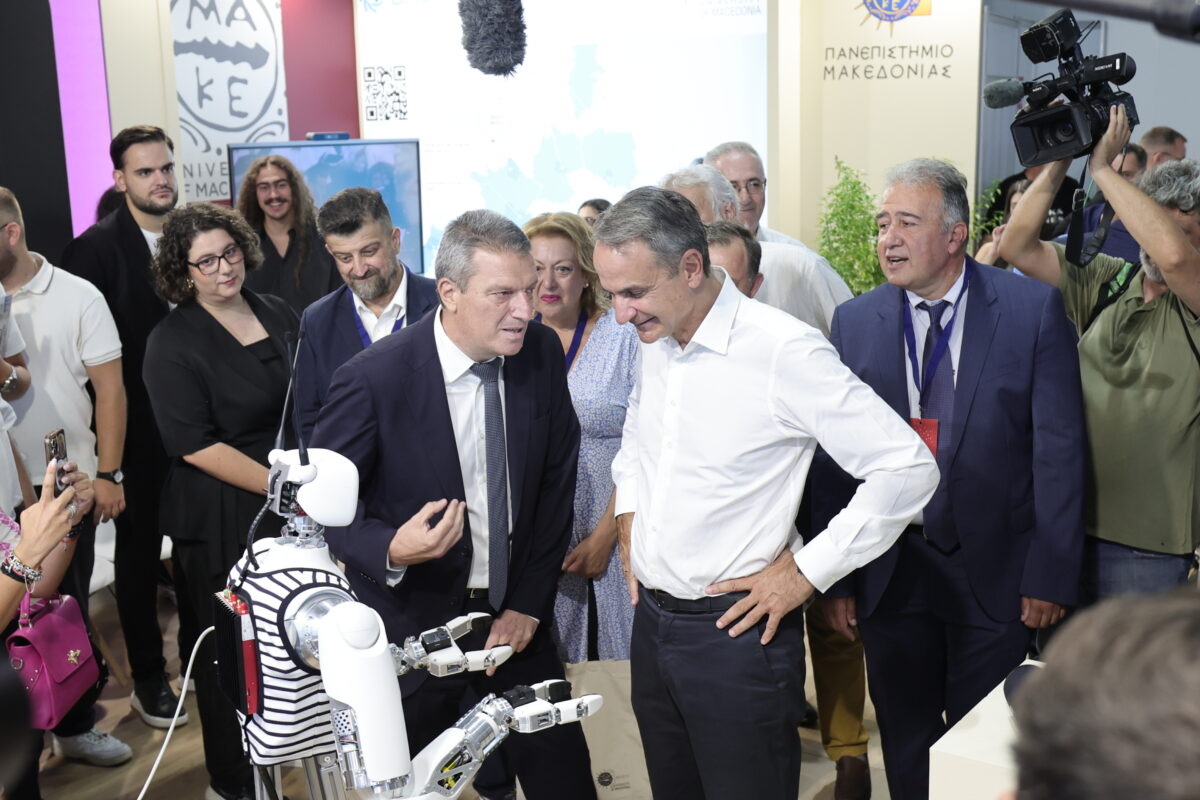 Η… απρόσμενη συνομιλία Μητσοτάκη με ρομπότ στη ΔΕΘ: «Κι εγώ χαίρομαι που σε βλέπω»