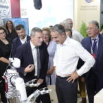 Η… απρόσμενη συνομιλία Μητσοτάκη με ρομπότ στη ΔΕΘ: «Κι εγώ χαίρομαι που σε βλέπω»