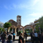 Πλήθος κόσμου συγκεντρώνεται για την κηδεία του Μαζωνάκη (pics+vids)
