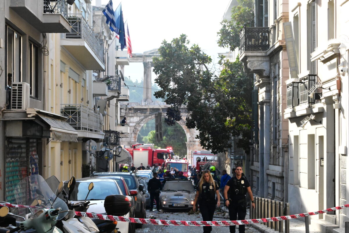 Έκρηξη στην Πλάκα: Απεγκλωβίστηκαν δύο άτομα, τραυματίστηκε περαστικός