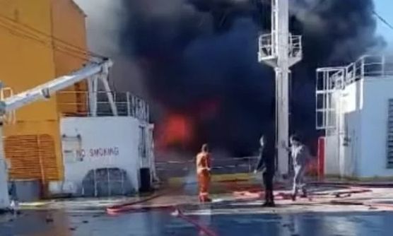 Οι δραματικές στιγμές εν πλω από τη φωτιά στο πλοίο Blue Carrier