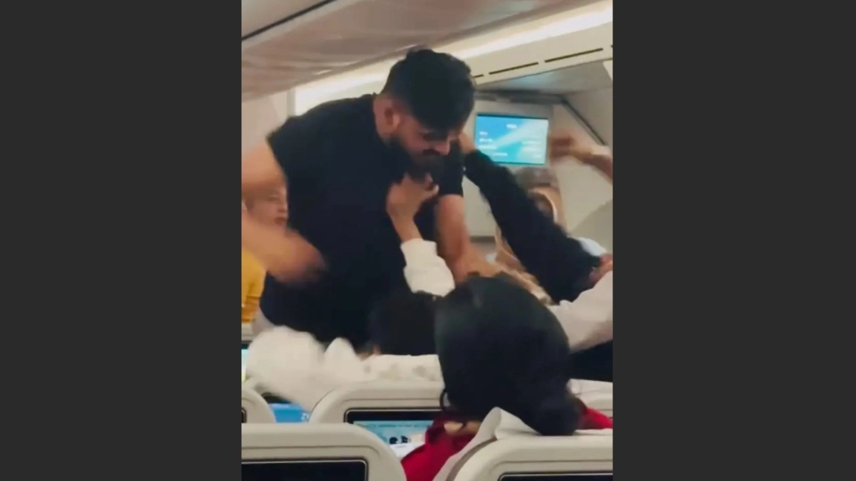 Άγριο ξύλο σε αεροπλάνο: Δύο άνδρες πιάστηκαν στα χέρια εν πτήσει – Βίντεο