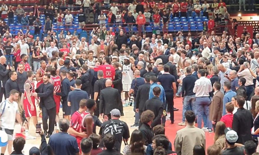 Ένταση στο παρκέ μετά το τέλος του Αρμάνι-Βίρτους (vid)