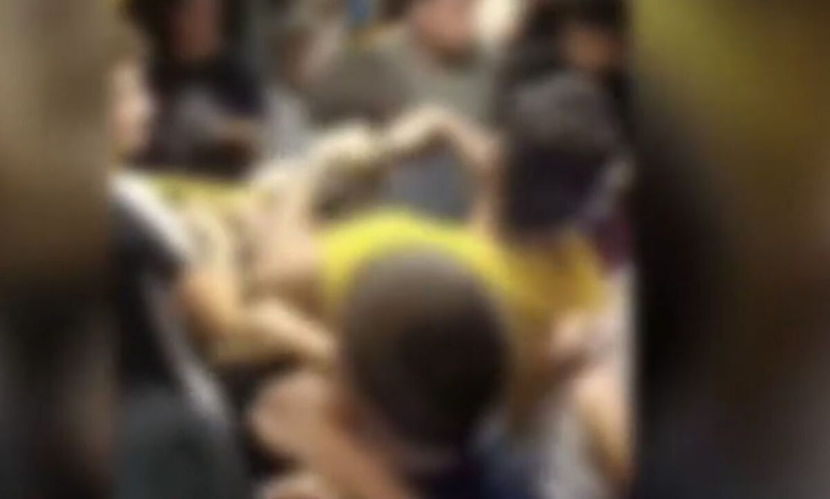 Βίντεο ντοκουμέντο: Άγριο ξύλο μέσα σε αστικό λεωφορείο