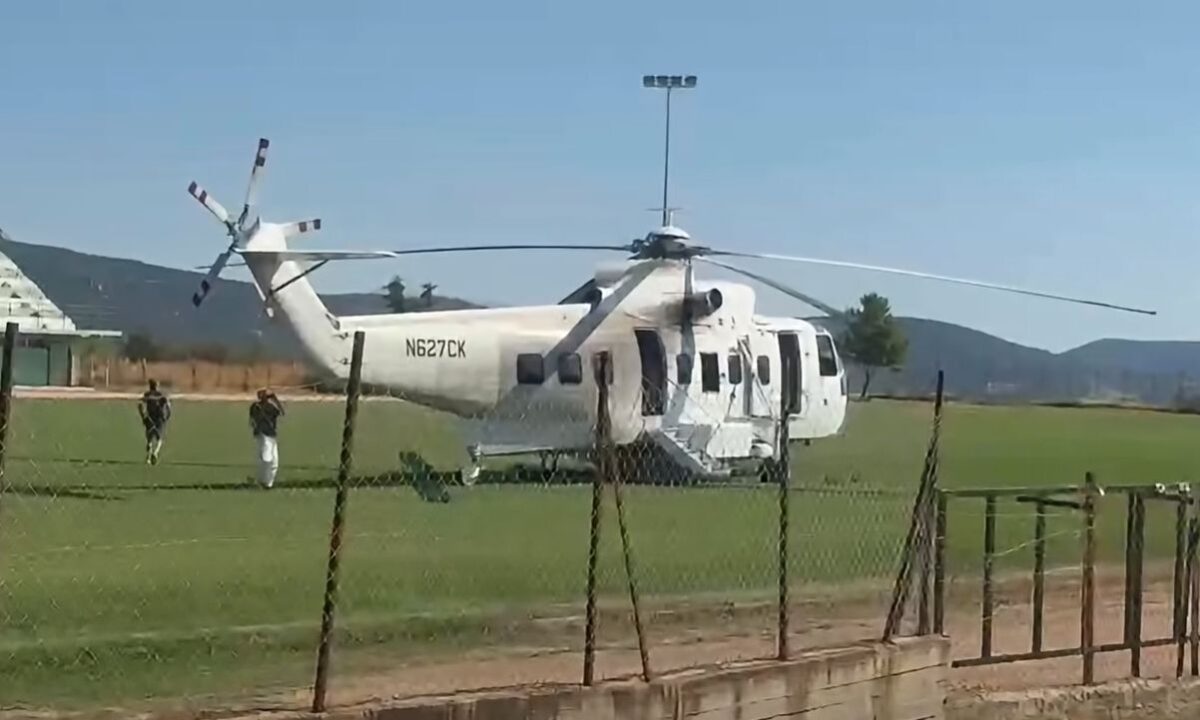 Ελικόπτερο αναγκάστηκε να προσγειωθεί σε γήπεδο στην Καβάλα (vid)