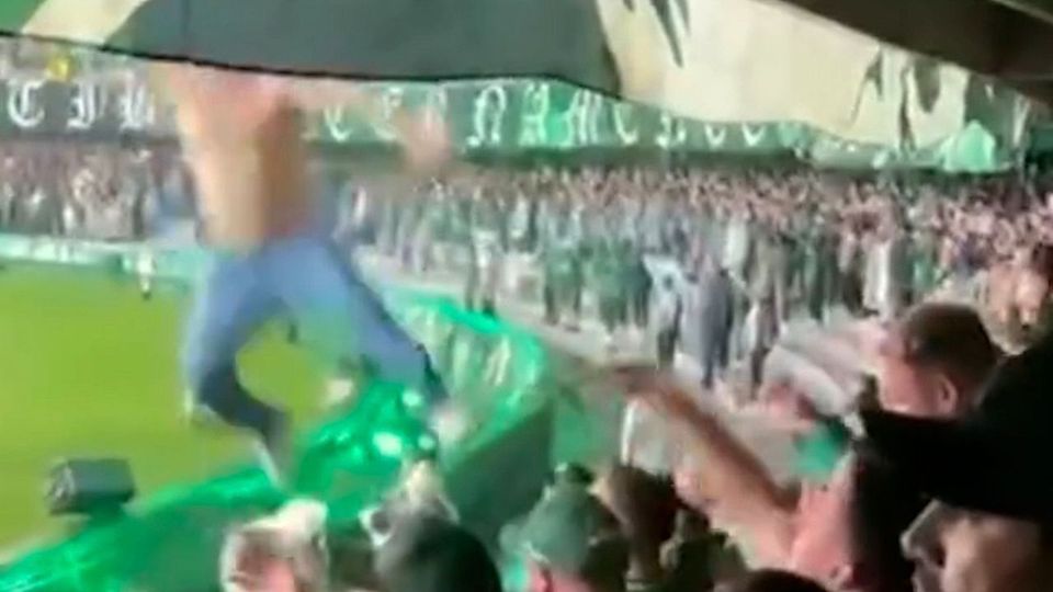 Σοκαριστική πτώση οπαδού από την πάνω κερκίδα μέσα στο πλήθος (vid)