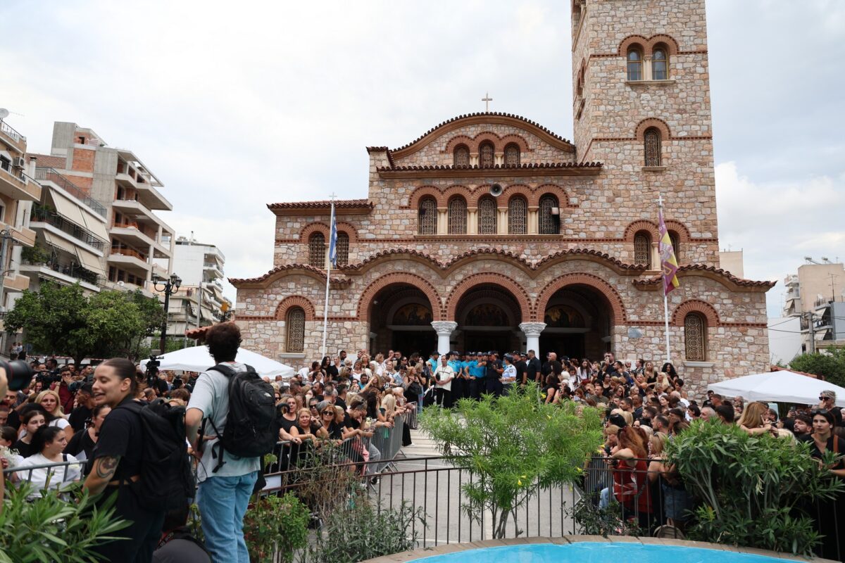 Λαοθάλασσα για τον αποχαιρετισμό στον Γιώργο Μαζωνάκη – Η στιγμή που έφτασε το φέρετρο με τη σορό του (vids)