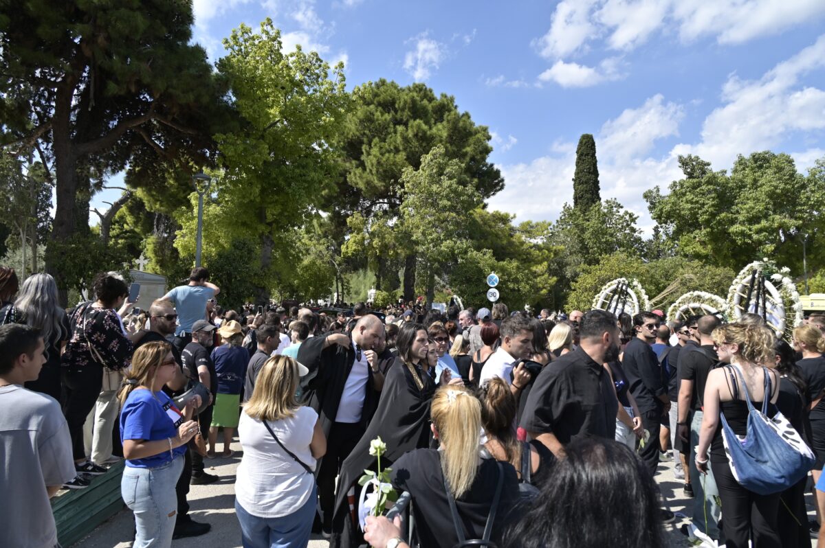 Γιώργος Μαζωνάκης: «Ανήκω σε εμένα» τραγουδούν οι θαυμαστές του στην ταφή του (vid)