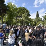 Γιώργος Μαζωνάκης: «Ανήκω σε εμένα» τραγουδούσαν οι θαυμαστές του στην ταφή του (vid)