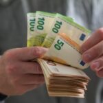 Αύξηση κατώτατου μισθού, μείωση εισφορών: Πόσα περισσότερα θα δουν οι μισθωτοί στον λογαριασμό τους