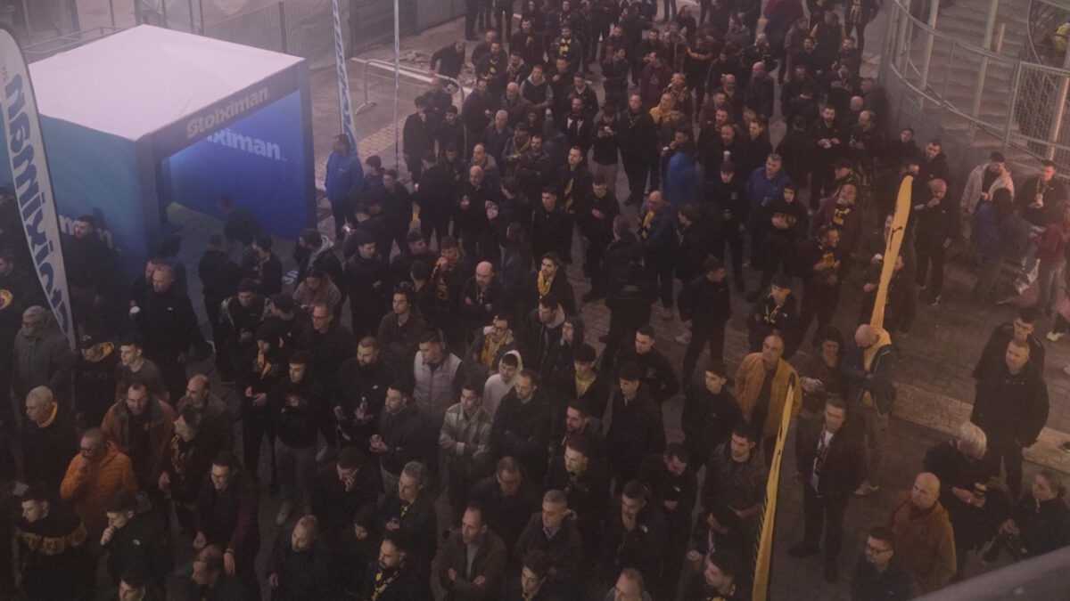 Ο κόσμος βλέπει… ποδόσφαιρο έξω από το “Παλέ” (vid)