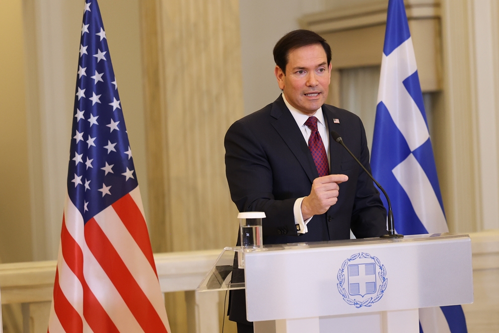 Με συνοδεία 32 θηριωδών αυτοκινήτων ο Μάρκο Ρούμπιο στην Αθήνα (vid)