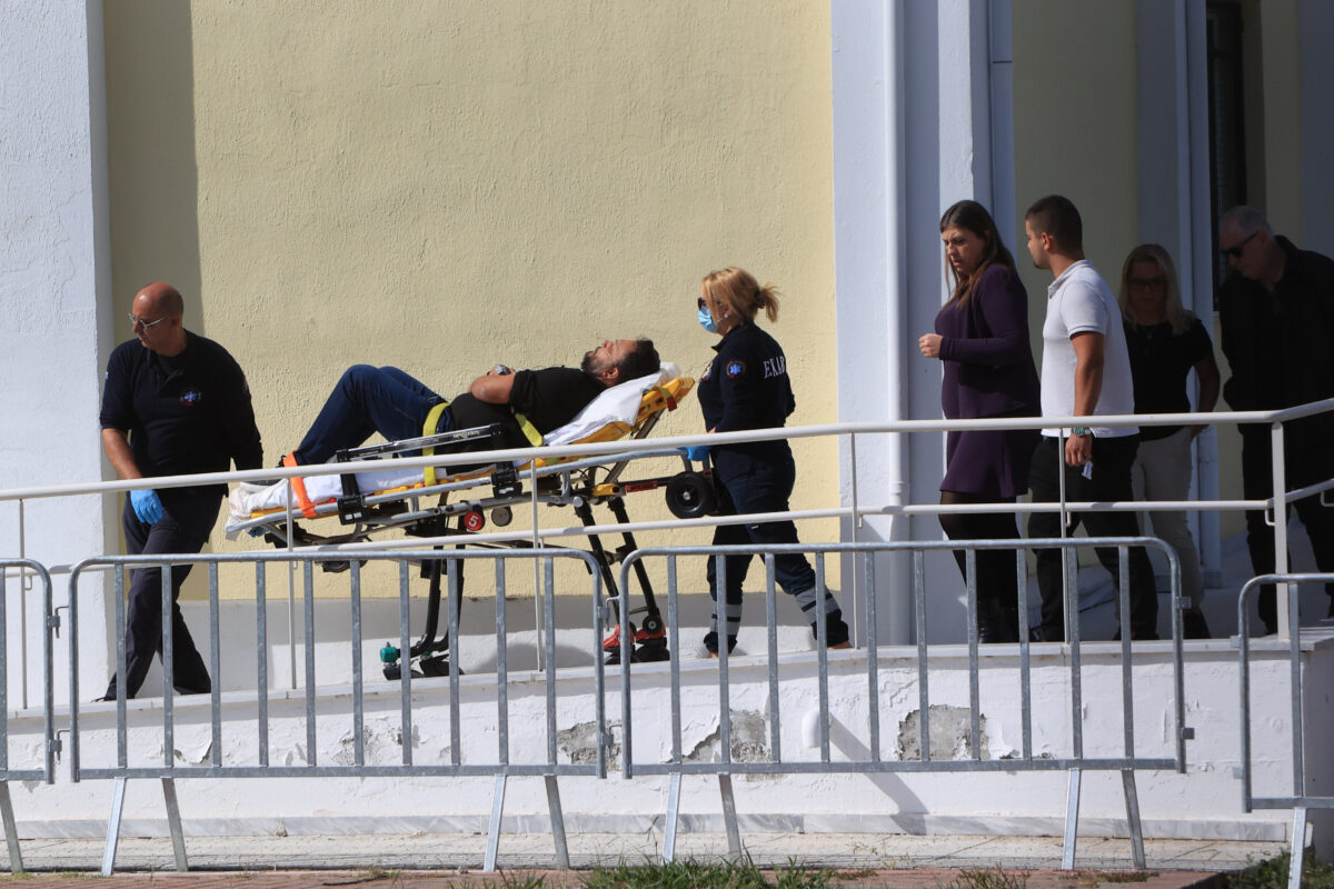 Τέμπη: Αποχώρησε με φορείο από τη δίκη ο Πάνος Ρούτσι (vid)