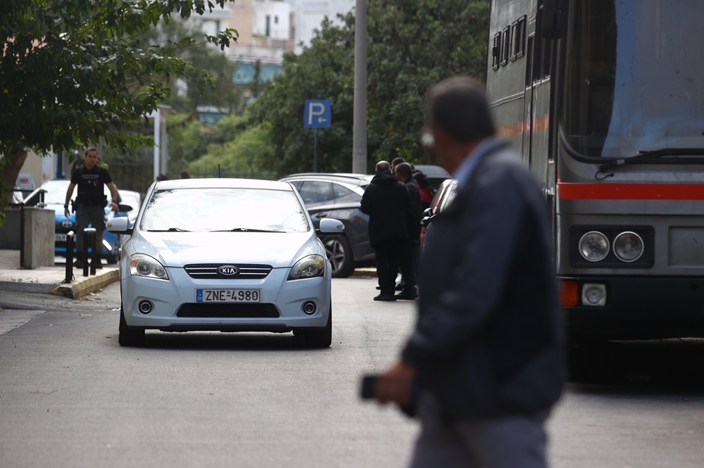 Υπόθεση μπάσκετ: Με χειροπέδες οι κατηγορούμενοι – Πήραν προθεσμία για τα επόμενα 24ωρα (vid)